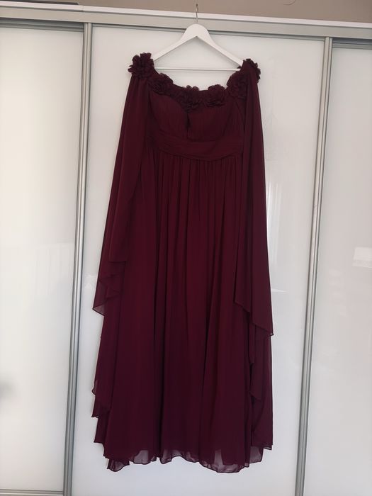 Długa bordowa sukienka zdobienia