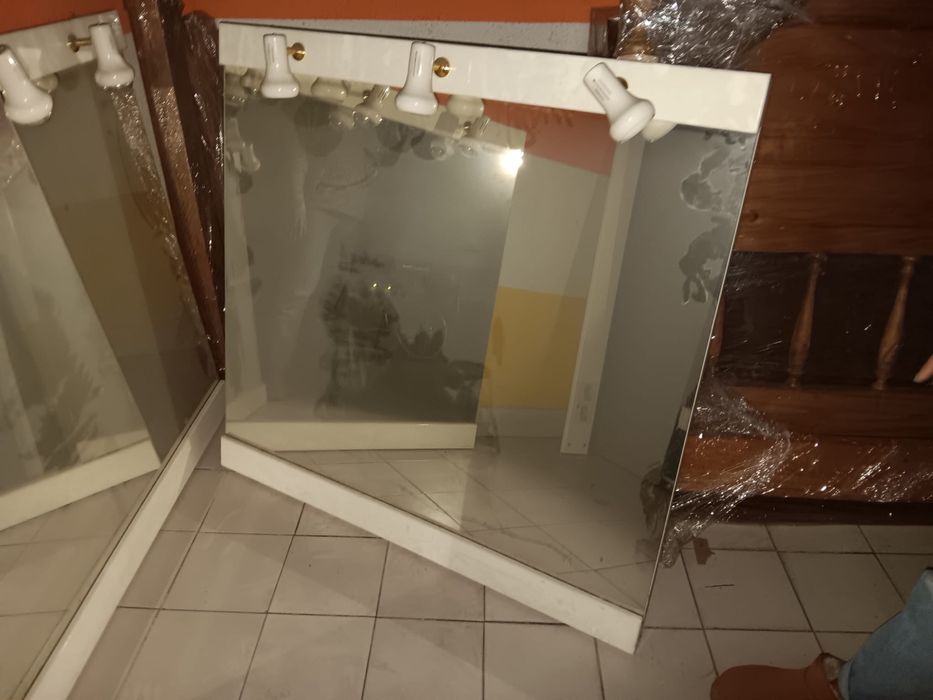 Dois espelhos com 3 focos de luz cada