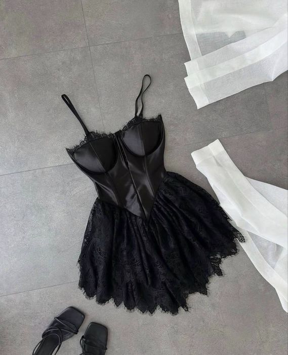 Платье-комбинезон с кружевом и имитацией корсета