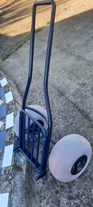 Carrinho de transporte na areia