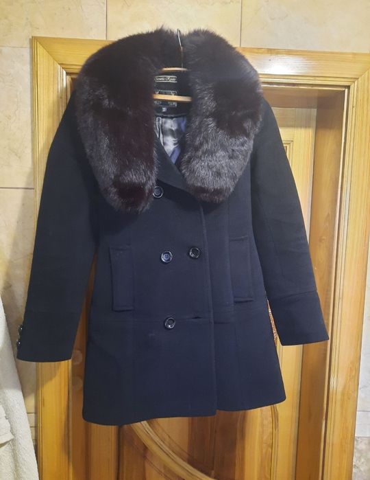 Пальто з натуральним мехом(песец) розмір 42-44