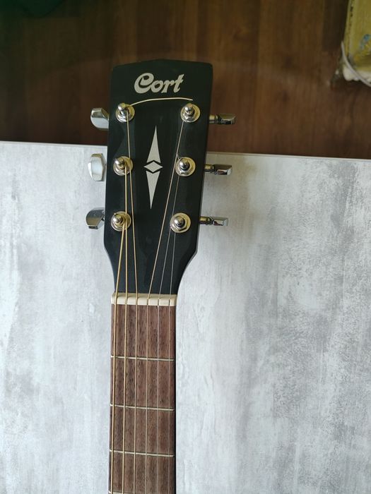 Гірата акустична фірми Cort чорна нова +в подарунок медіатор і каподас