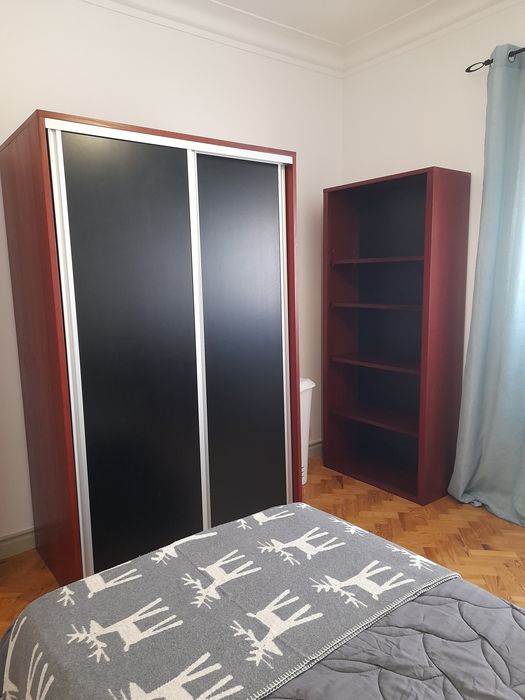 Arrenda-se quarto em Lisboa  para estudante, perto do Instituto  Superior Tecnico e do Metro, junto á rotunda das Olaias