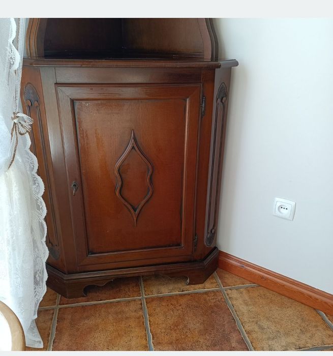 Witryna narożna stojąca