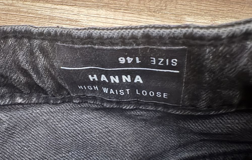 Spodnie jeansy z przetarciami High Waist Loose 146cm
