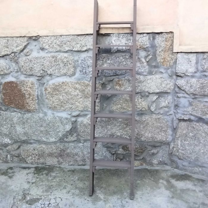 Escada em madeira maciça, com 7 degraus