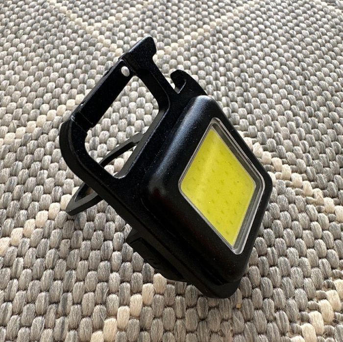 Lanterna LED - porta chaves / íman / mosquetão / abre caricas - NOVA