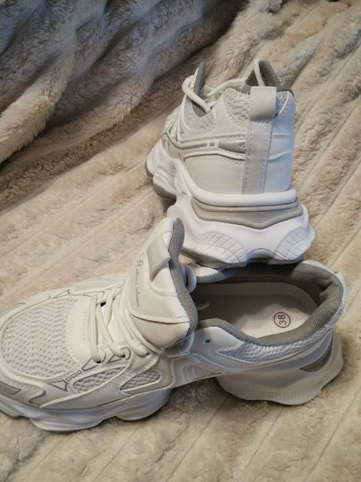 Кросівки білі жіночі