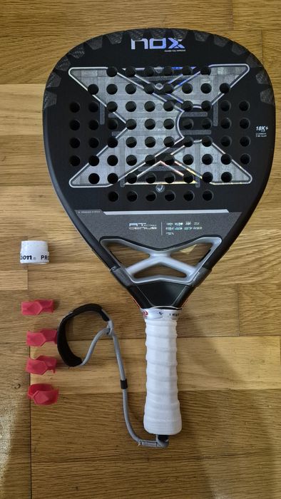 Nox AT 10 Attack 18k + Prot carbono + Grip Wilson + Head spin