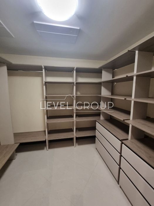 Лісники, статусний будинок в містечку, басейн, автономність