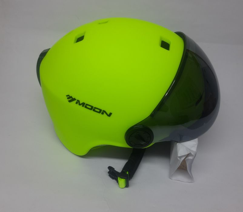 Kask narciarski z szybką