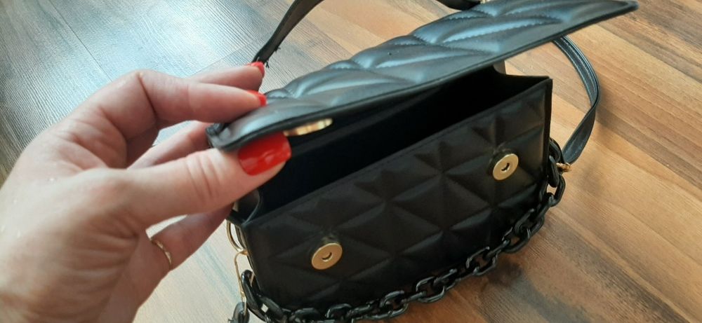 Маленька жіноча чорна сумочка