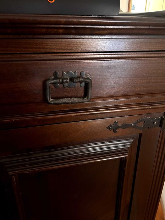 Armario de madeira maciça