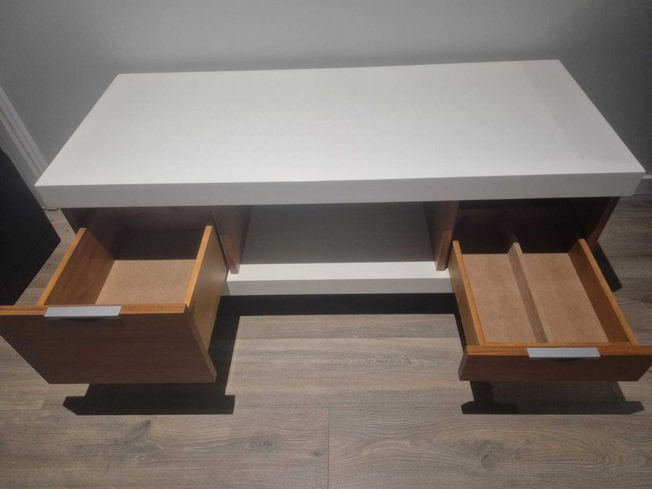 Móvel para televisão de linhas modernas e madeira maciça.