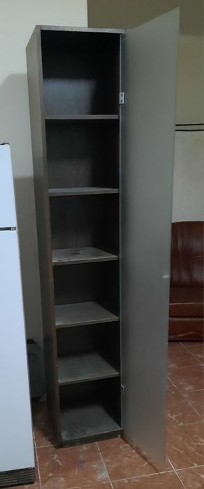 Estante alta. Em Fafe.