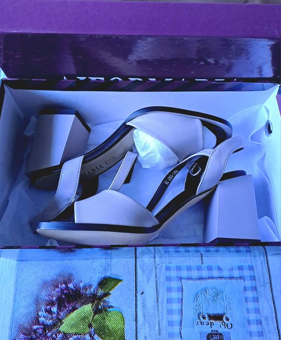 Продам босоножки новые