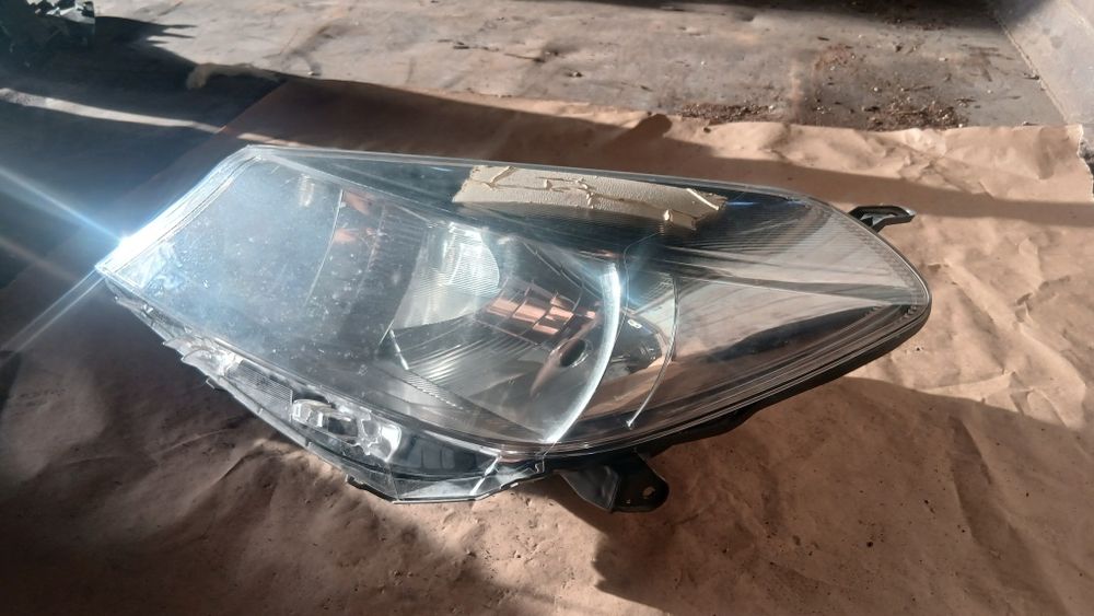 Farol Toyota Yaris P13 de 2010 A 2020