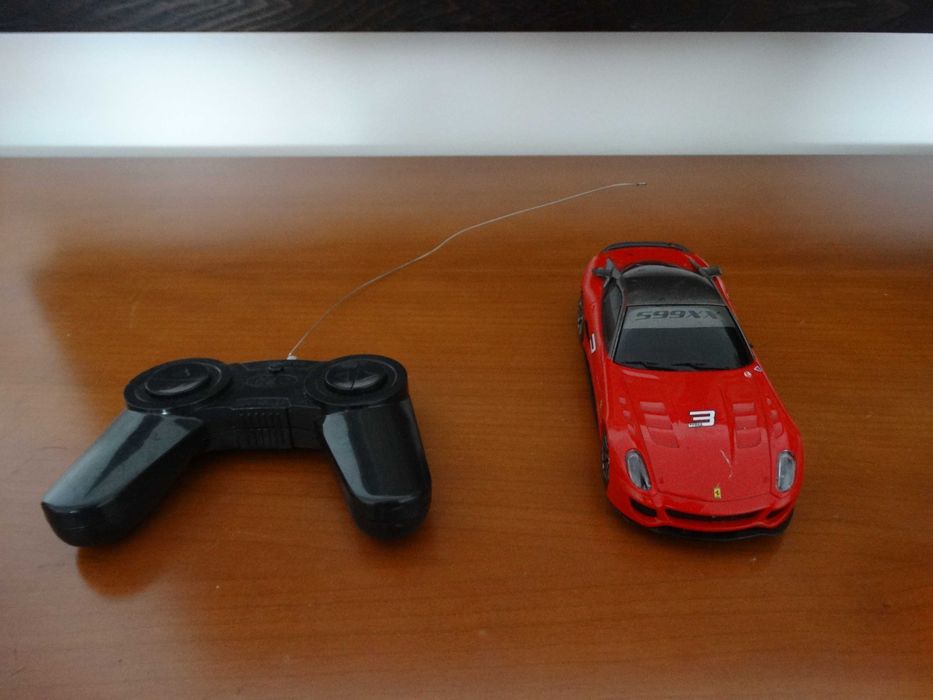 Carro telecomandado a pilhas