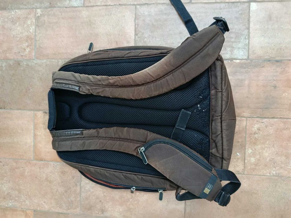 Mochila Case Logic castanha e cinzenta