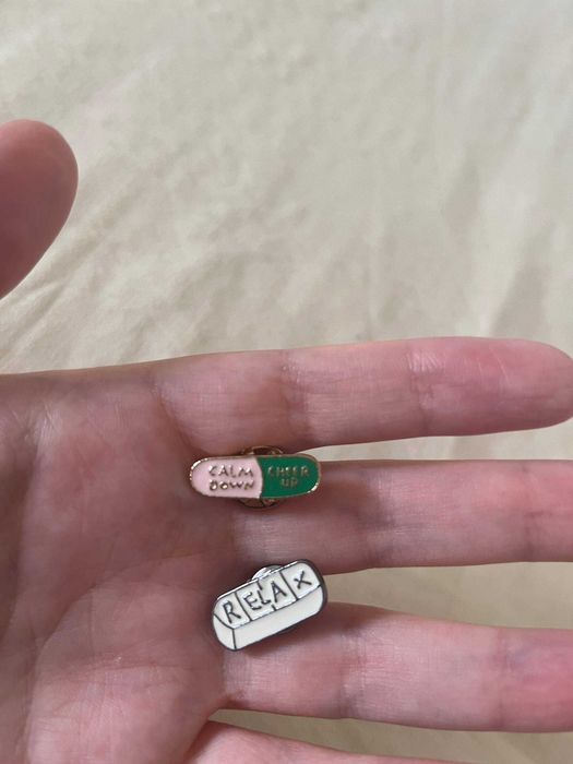 2 pins de esmalte em forma de comprimido: Relax e Calm Down