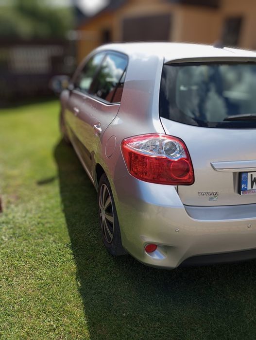 Toyota Auris - srebrny metalik 2010 r.