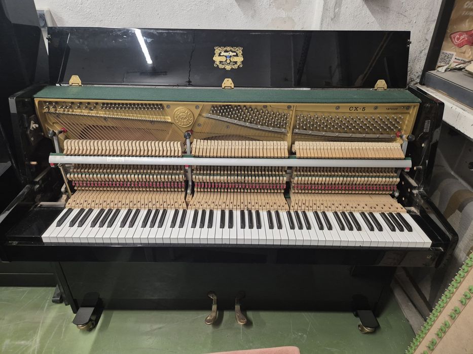 Pianino Kawai, 112 cm wysokiej klasy instrument.