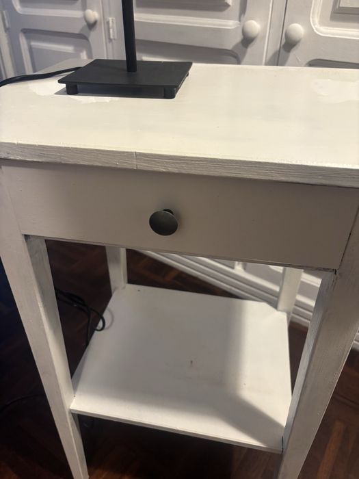 Mesinha de cabeceira e candeeiro  com lâmpada a funcionar