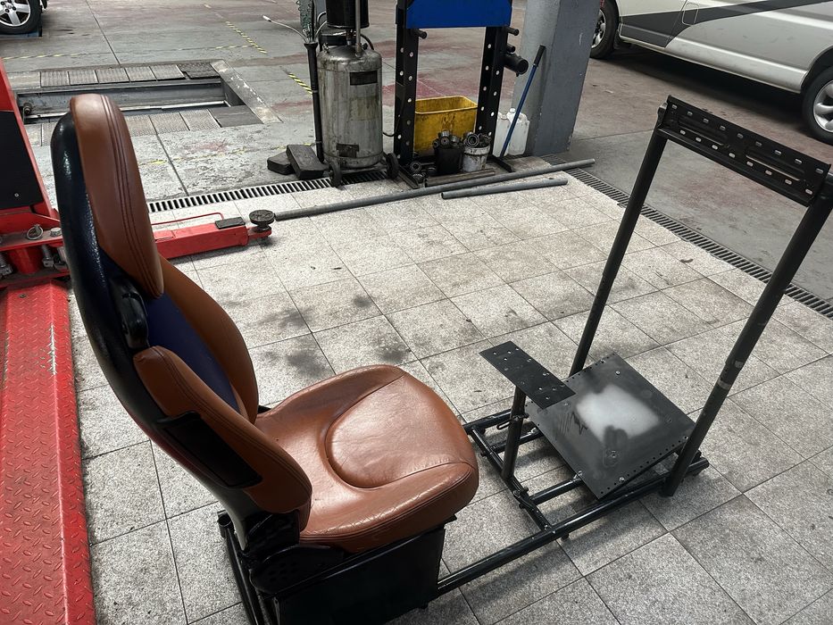 Playseat caseiro com suporte de monitor