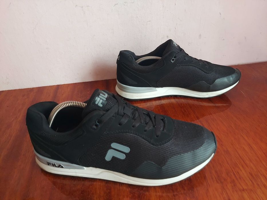 кроссовки фірми Fila оригінал 

Розмір по бірці:
UK 9  Us 10  EURO 43