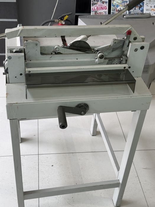 Guilhotina papel