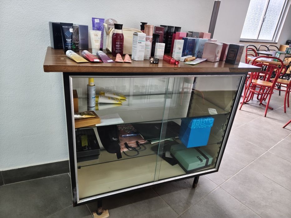 Balcão expositor em bom estado