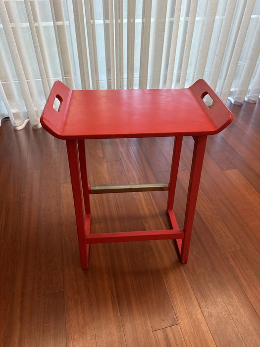 Banco Alto / Mesa de Apoio em Madeira Vermelha