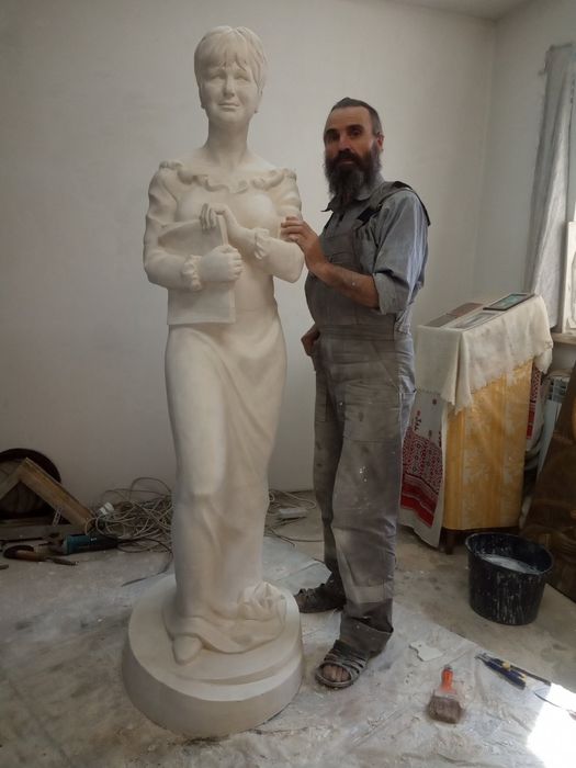 Пам'ятники, монументи, статуї індивідуальної роботи. Роботи з каменем.