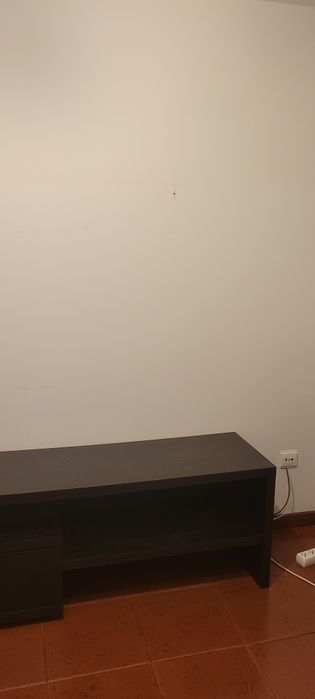Estante com porta de vidro