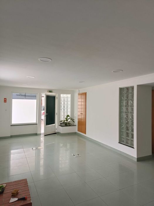 Arrendamento de Garagem/Espaço Funcional em Azeitão