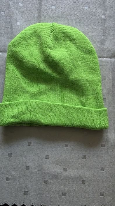Neonowa  czapka.