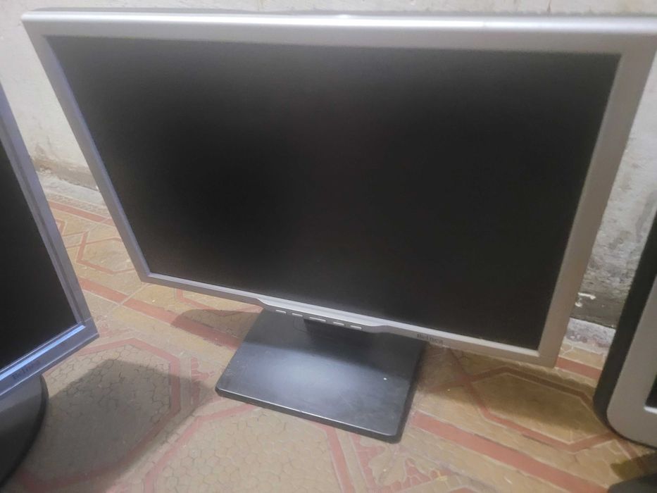 Zestaw sprawnych monitorów