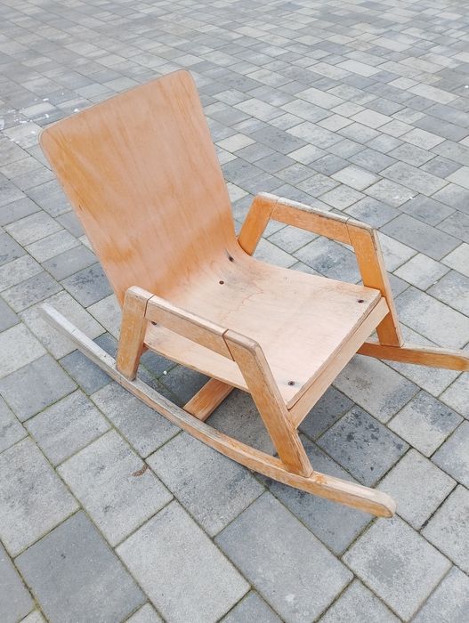 Drewniane krzesełko na biegunach