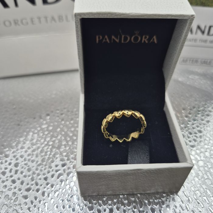 Anel Pandora Row of Hearts Dourado