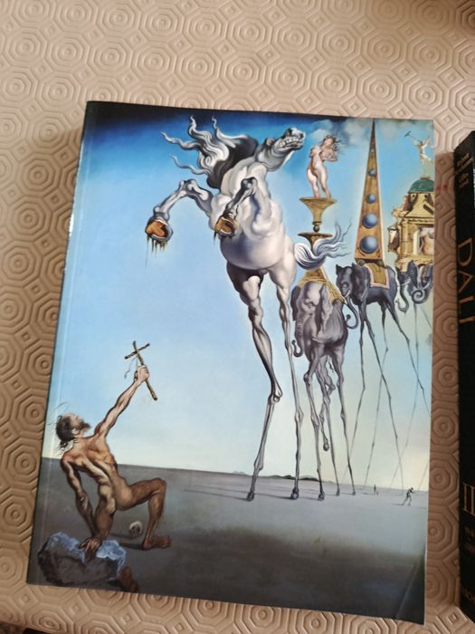 Livros da obra de Dali