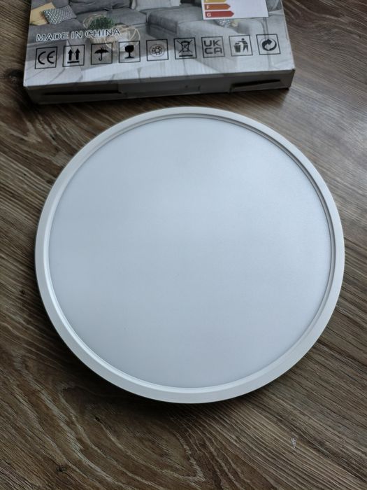 okrągła lampa sufitowa LED o minimalistycznym, nowoczesnym designie.