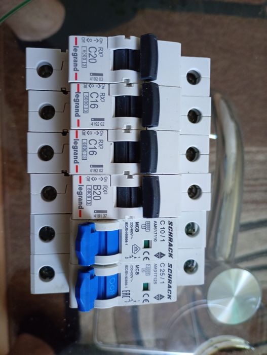 Wyłączniki nadprądowe różne rodzaje