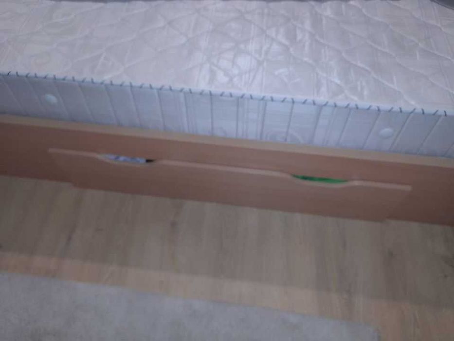 Cama em madeira com gavetões