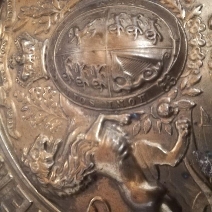 Antiga placa cobre relevo