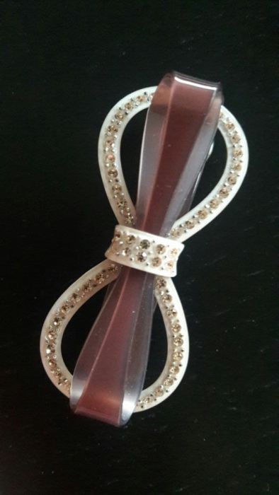 Gancho de resina e brilhantes semi-preciosos, marca italiana Moliabal