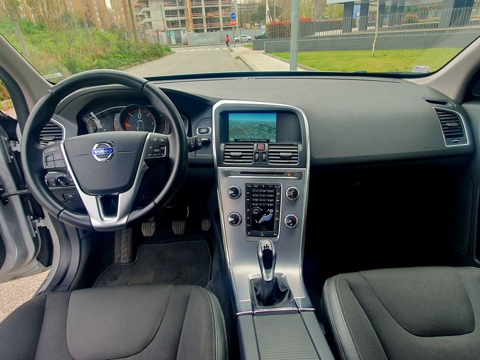 Volvo XC60 2.0 D4 Momentum (190cv) | Fev 2017 | 124.000 km | Imaculado