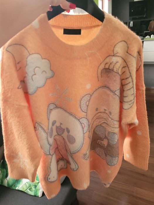 Sweter w misie zdobiony cyrkoniami