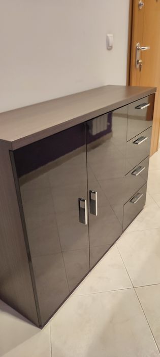 Aparador com 4 gavetas e 2 portas — excelente estado