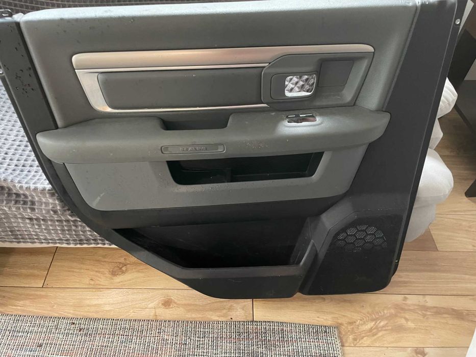 Dodge Ram 1500 IV  DS. Boczek ,tapicerka drzwi komplet 2013 -2023