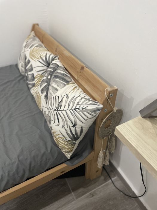 Estrutura de cama em pinho e colchao IKEA